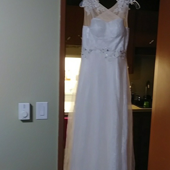 White wedding dress - Picture 1 of 2